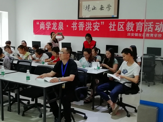 1527497749209282.jpg 讀書愛好者認(rèn)真聽老師講授.jpg