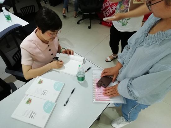 1527497755964283.jpg 售書簽名現(xiàn)場.jpg