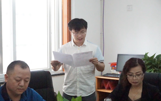 1527498145879022.jpg 團(tuán)隊(duì)副組長(zhǎng)宣讀團(tuán)隊(duì)學(xué)習(xí)活動(dòng)制度.jpg