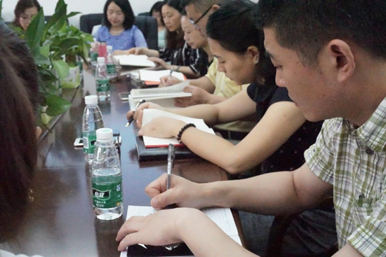 1527498182602176.jpg 團(tuán)隊(duì)成員學(xué)習(xí)過(guò)程中.jpg