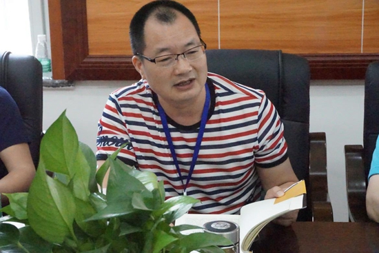 1527498190188360.jpg 保平社區(qū)教育工作站負(fù)責(zé)人深度匯談中積極發(fā)言.jpg