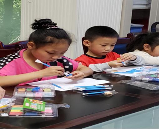 1527586057780309.jpg 小朋友們?cè)谡J(rèn)真的完成自己的作品.jpg