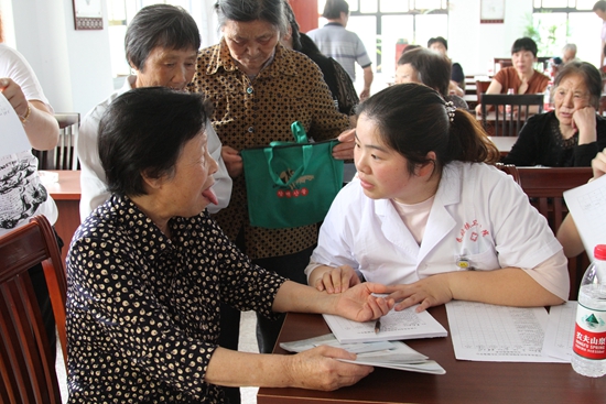 1527832953841761.jpg 浙江寧波:北侖區(qū)春曉成校持續(xù)開展老年人健康知識(shí)講座_副本.jpg