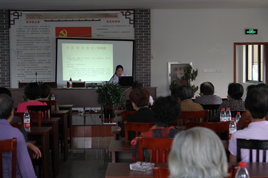 1527832961932725.jpg 浙江寧波:北侖區(qū)春曉成校持續(xù)開展老年人健康知識(shí)講座 (2)_副本.jpg