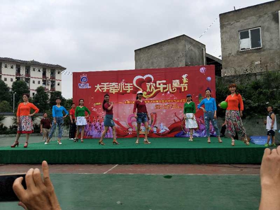 1527844871616172.jpg 老年大學(xué)學(xué)習(xí)團(tuán)隊帶來的時裝秀.jpg