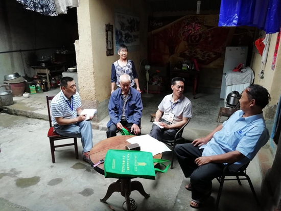 1529024867694853.jpg 社區(qū)教育學校和社區(qū)教育工作站人員認真記錄群眾訴求.jpg