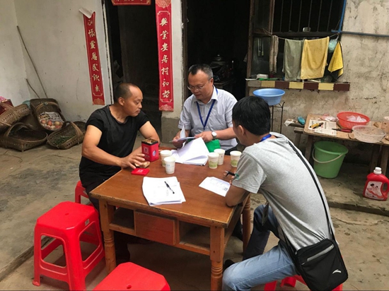 1529024875825993.jpg 化工新村社區(qū)教育工作站向黨員戶家庭宣傳星級戶創(chuàng)建標準.jpg