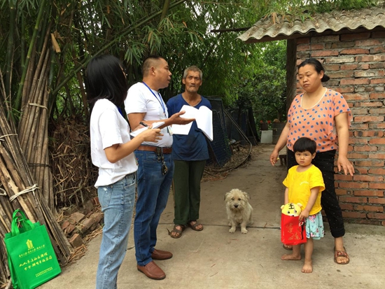 1529024882876660.jpg 紅光村社區(qū)教育工作站向村民宣傳子女入學政策.jpg