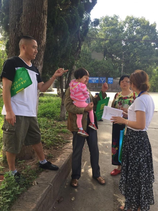 1529024889304119.jpg 文安場社區(qū)教育工作站向居民介紹惠民政策.jpg