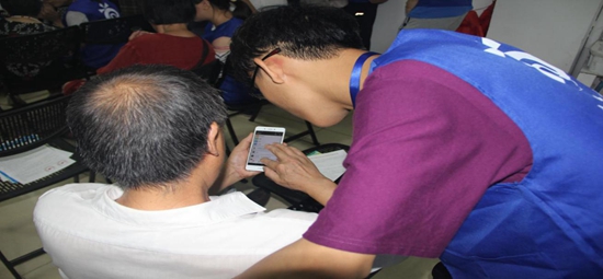 1530087080869861.jpg 志愿者們?yōu)槔先藗兡托闹更c.jpg