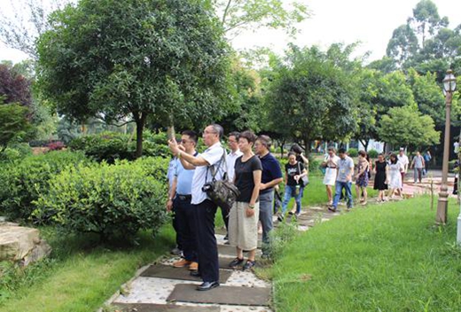 1531810385395066.jpg 徐大鵬老師和生態(tài)教育聯(lián)盟成員參觀校園.jpg