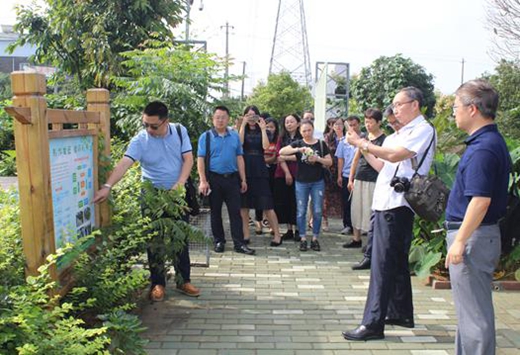 1531810392869677.jpg 洪安小學(xué)負(fù)責(zé)人介紹校園環(huán)境文化.jpg