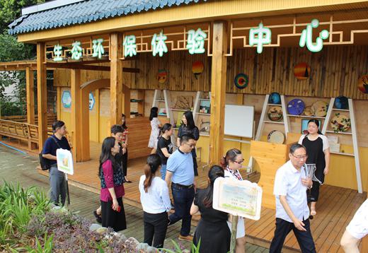 1531810398458727.jpg 徐大鵬老師和生態(tài)教育聯(lián)盟成員參觀環(huán)保教育成果.jpg