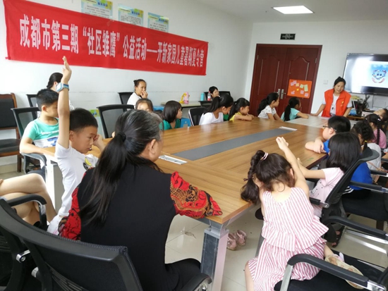 1531811480293379.jpg 孩子們踴躍回答老師提出的問(wèn)題.jpg