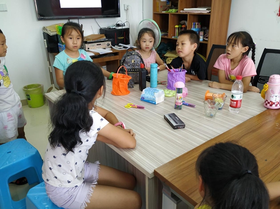 1531811492871107.jpg 孩子們分享自己的經(jīng)歷.jpg