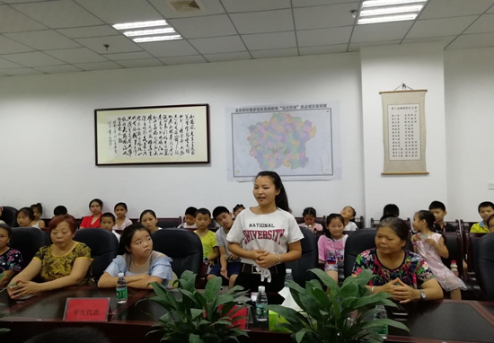 1532050647806763.jpg 學(xué)生代表及學(xué)生家長(zhǎng)代表講話2.jpg