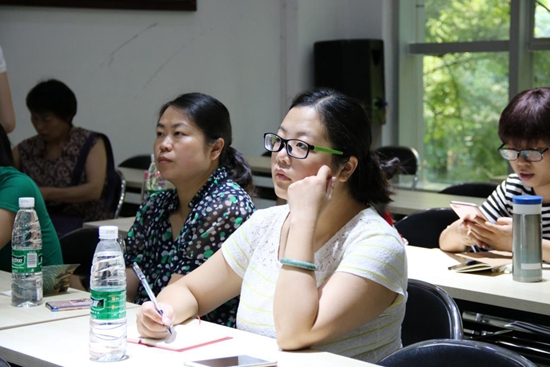 1532482145199685.jpg 專心聆聽(tīng)的家長(zhǎng).jpg