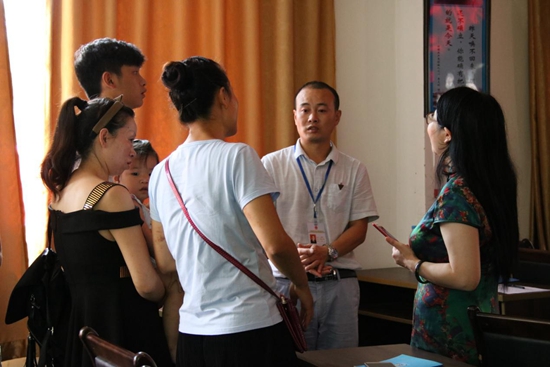 1532482153169555.jpg 與家長(zhǎng)交流溝通.jpg