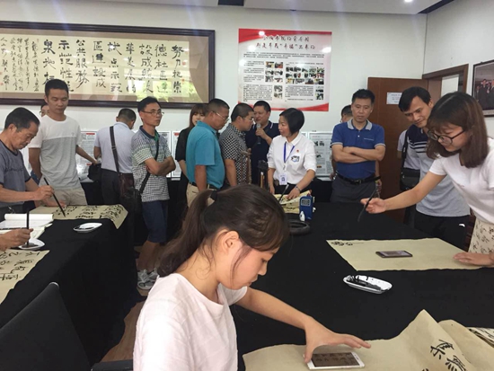 1533028711543696.jpg 參觀崇德社區(qū)“六主題”學習團隊培育現(xiàn)場.jpg