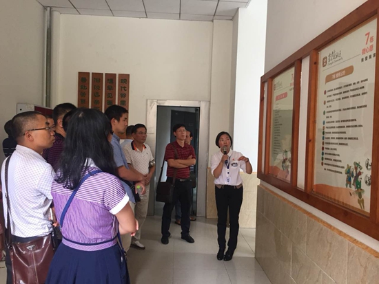 1533028716525165.jpg 崇德社區(qū)教育工作站負責人介紹“樓棟微治理”建設(shè)情況.jpg