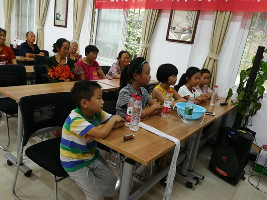 1534814279538862.jpg 認真的家長和孩子_副本.jpg