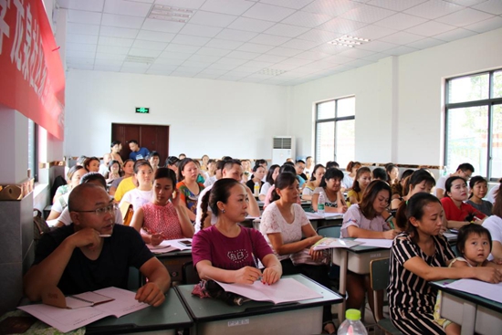 1536043178846409.jpg 認(rèn)真聽講座的家長(zhǎng)_副本.jpg