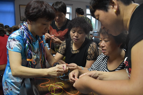 1537494406322261.jpg “非遺課堂”走進三山村文化禮堂開展中國結(jié)編織培訓(xùn)2_副本.jpg