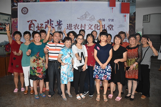 1537494412294214.jpg “非遺課堂”走進三山村文化禮堂開展中國結(jié)編織培訓(xùn)_副本.jpg