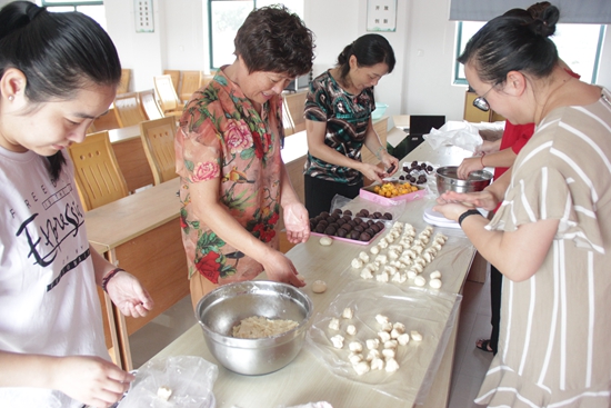 寧波市北侖區(qū)春曉成校聯(lián)合三山、慈岙村開展“巧手做月餅·愛心獻(xiàn)老人”活動 (2).jpg