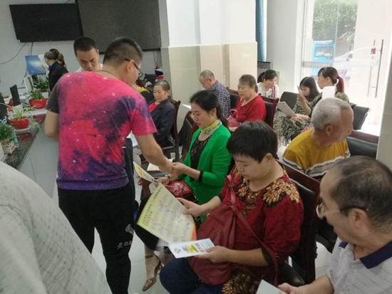 1538978264131395.jpg 發(fā)放宣傳資料.jpg