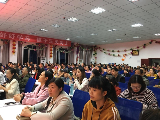 1539738727869297.jpg 認真聽講的家長們.jpg