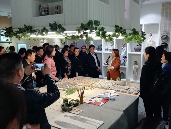 1540175063503539.jpg 學(xué)員參觀洛帶鎮(zhèn)泥邦陶瓷藝術(shù)博物館.jpg