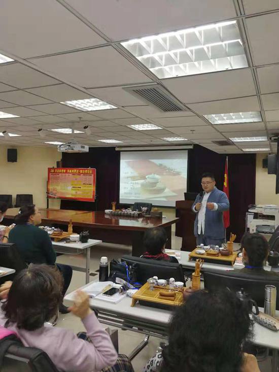 1542335683923733.jpg 圖片為天津電大教師劉超主講茶藝課.jpg