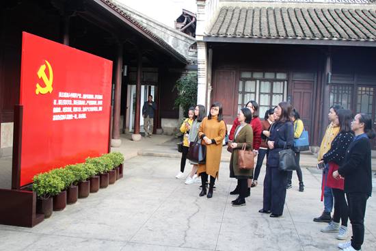 1542763040568921.jpg 寧波市北侖區(qū)春曉成校組織未成年人校外教育講師團(tuán)成員參觀張人亞黨章學(xué)堂_副本.jpg