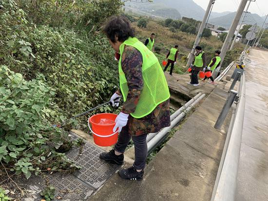 1542958405761423.jpg 志愿者服務隊在行動,共守青山綠水夢_副本.jpg