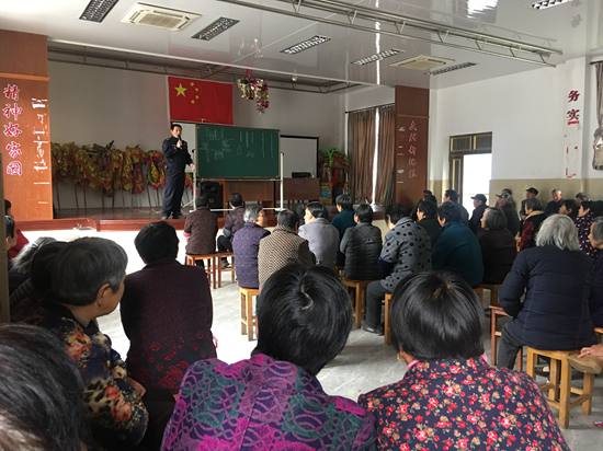 1543384868667161.jpg 北侖區(qū)春曉成校為民豐村居民開展交通安全知識講座_副本.jpg