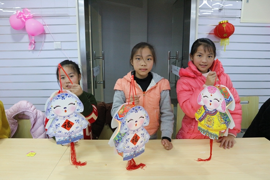 1544605459404339.jpg 教授小朋友制作過年燈籠.jpg