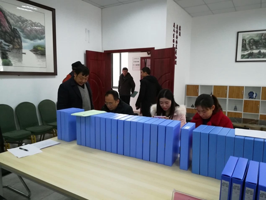 1544665266196639.jpg 專家組查閱創(chuàng)建資料.jpg