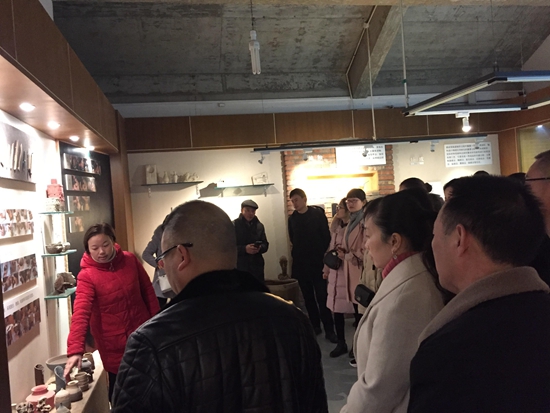 1545099636202365.jpg 實(shí)地考察“尚學(xué)龍泉·探訪西部客家第一鎮(zhèn)”游學(xué)基地.jpg