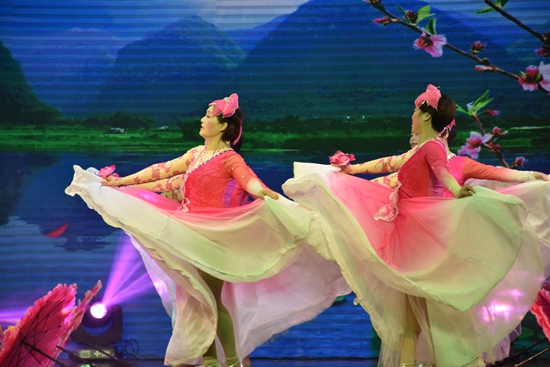 1548310690308427.jpg 寧波市北侖區(qū)春曉成校助力農(nóng)村社區(qū)舉辦迎新文藝晚會(huì).jpg