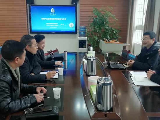 1550649850694263.jpg 龍泉驛區(qū)社區(qū)教育中心主要負(fù)責(zé)人交流發(fā)言中_副本.jpg