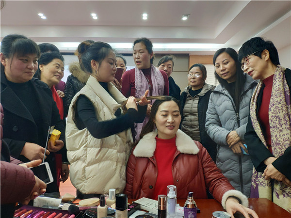 1552638205136727.jpg 寧波市北侖區(qū)春曉:舉辦女性社會組織骨干化妝培訓(xùn)班.jpg