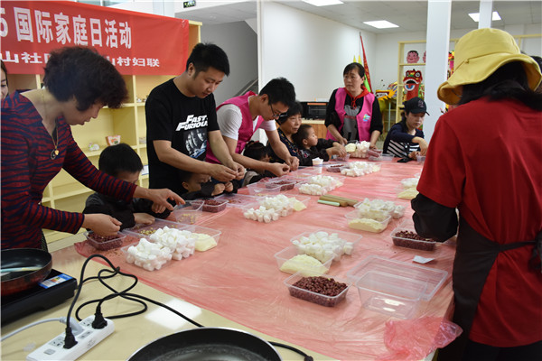 1557910451341223.jpg 北侖區(qū)春曉成校聯(lián)合三山村社區(qū)開展“親子烘焙·快樂‘家'倍”親子烘焙活動(dòng).jpg