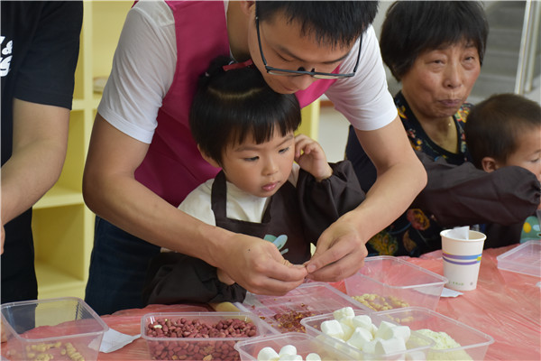 1557910461701088.jpg 北侖區(qū)春曉成校聯(lián)合三山村社區(qū)開展“親子烘焙·快樂‘家'倍”親子烘焙活動(dòng) (2).jpg