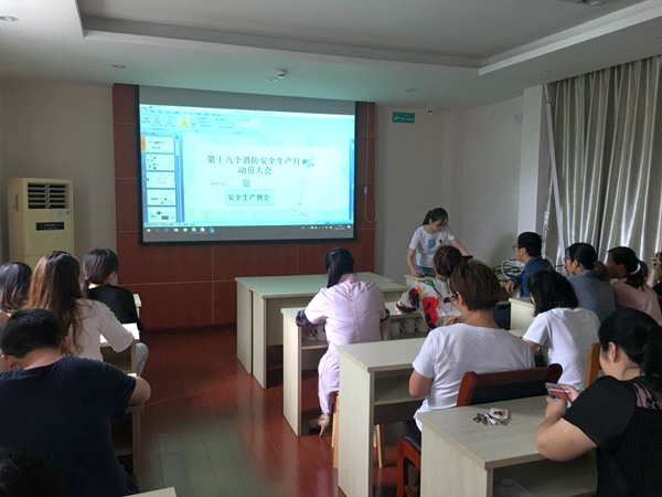 1560231451859852.jpg 北侖區(qū)春曉成校走進(jìn)春曉衛(wèi)生院開展第18個(gè)安全生產(chǎn)月系列活動(dòng)——“五個(gè)一”啟動(dòng)儀式_副本.jpg