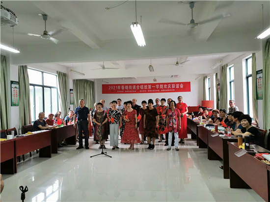 1625220992245068.jpg 北侖區(qū)春曉街道老年大學(xué)合唱班舉行唱響紅歌歡慶聯(lián)誼會(huì).jpg