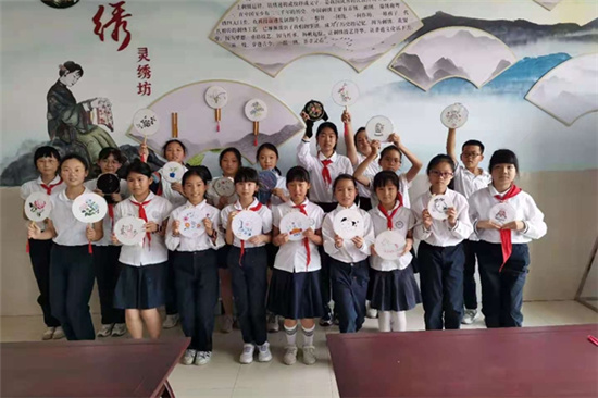 1625221729637932.jpg 小小繡娘展“指尖”功夫 .jpg