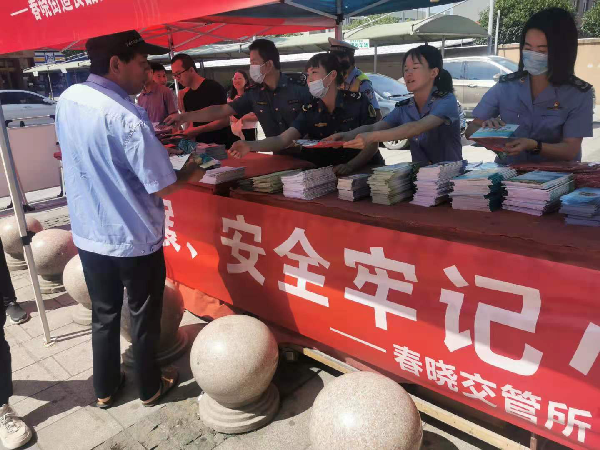 北侖區(qū)春曉街道開展交通安全宣傳咨詢?nèi)栈顒?png