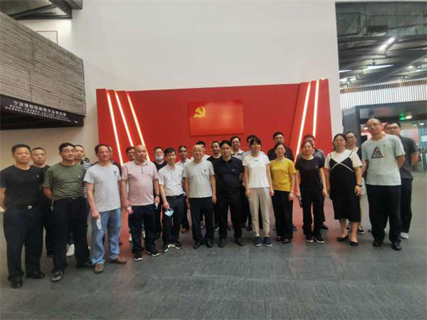 北侖區(qū)春曉成校、春曉交管所開(kāi)展黨員專(zhuān)題教育走進(jìn)寧波博物館.jpg