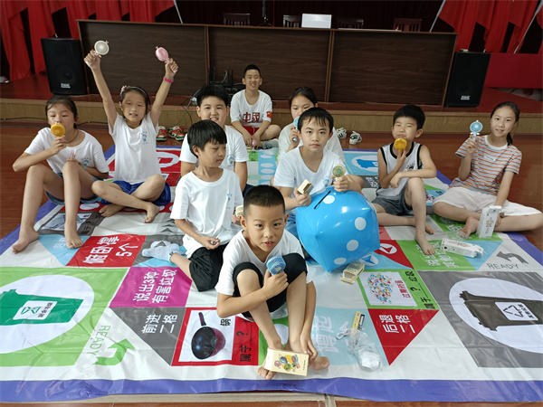 “垃圾分類飛行棋 創(chuàng)新游戲環(huán)保行”趣味活動在北侖區(qū)春曉成校昆亭村假日學校舉行.jpg